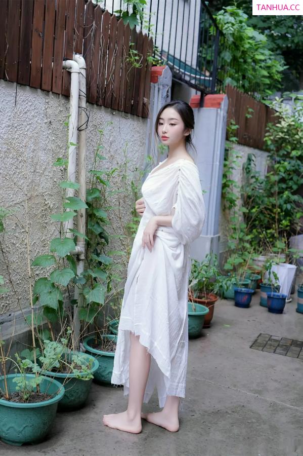   [XiuRen]高清写真图 2025.07.31 No.10603 楠芝 白色长袍第5张图片